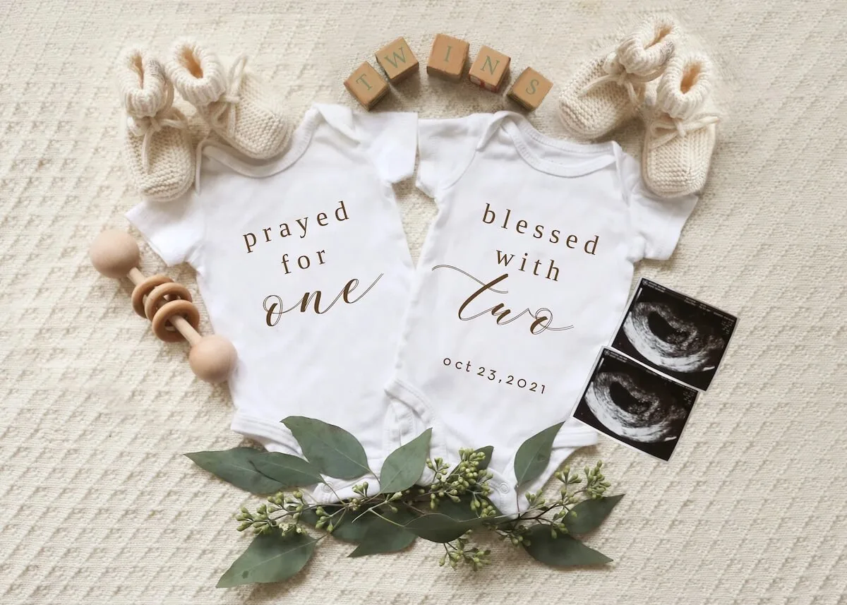 Pregnancy announcement with twins