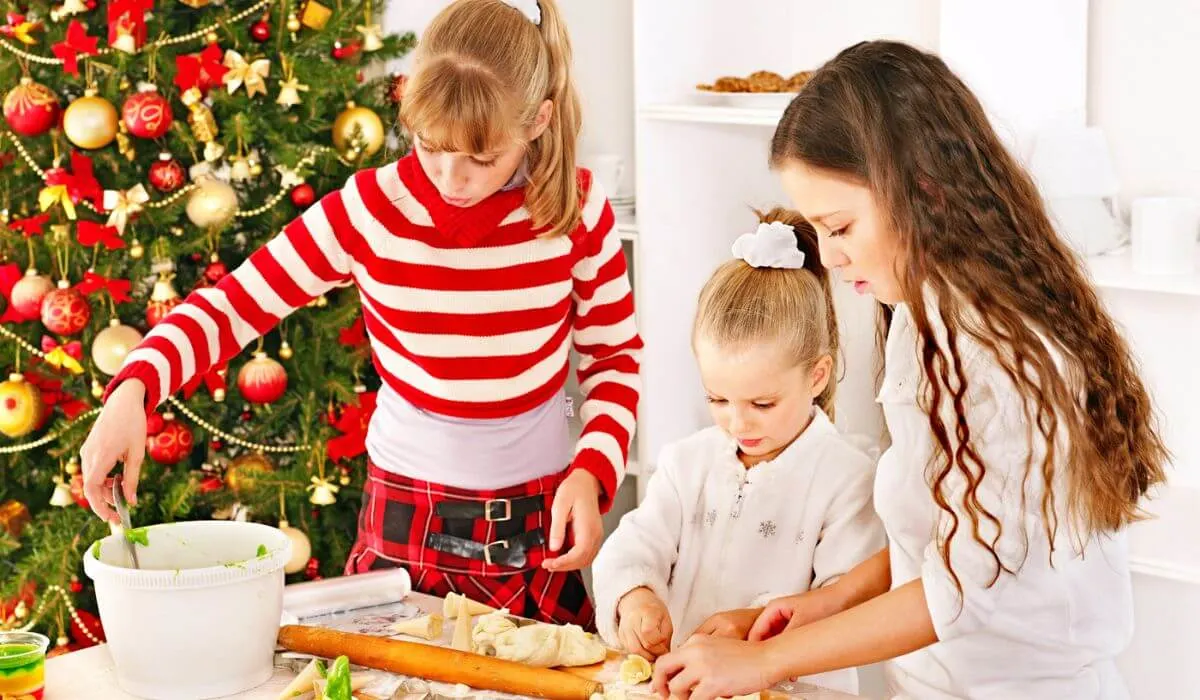 3 girls decorating christmas cookies