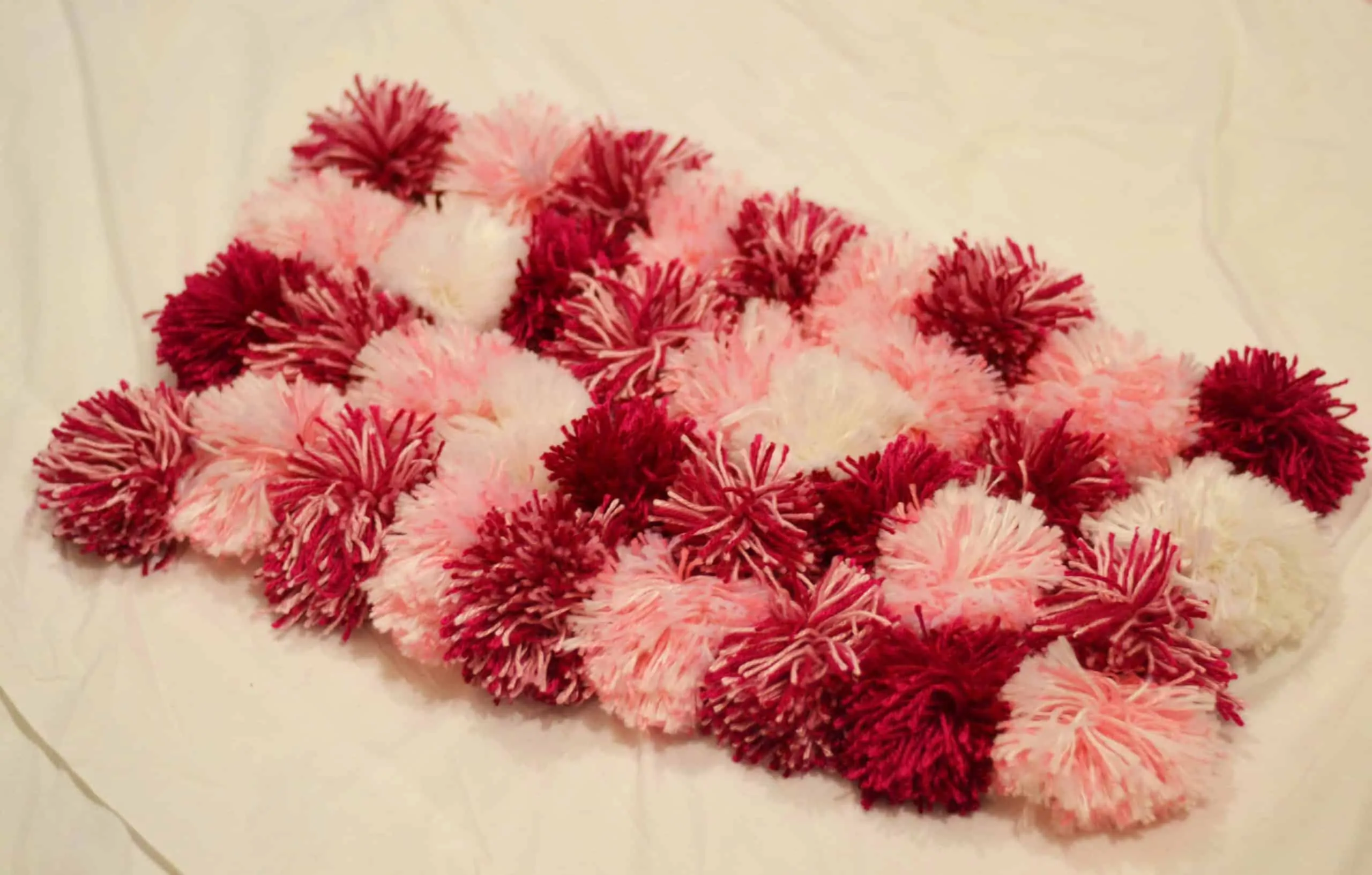 Simple pom pom rug tutorial