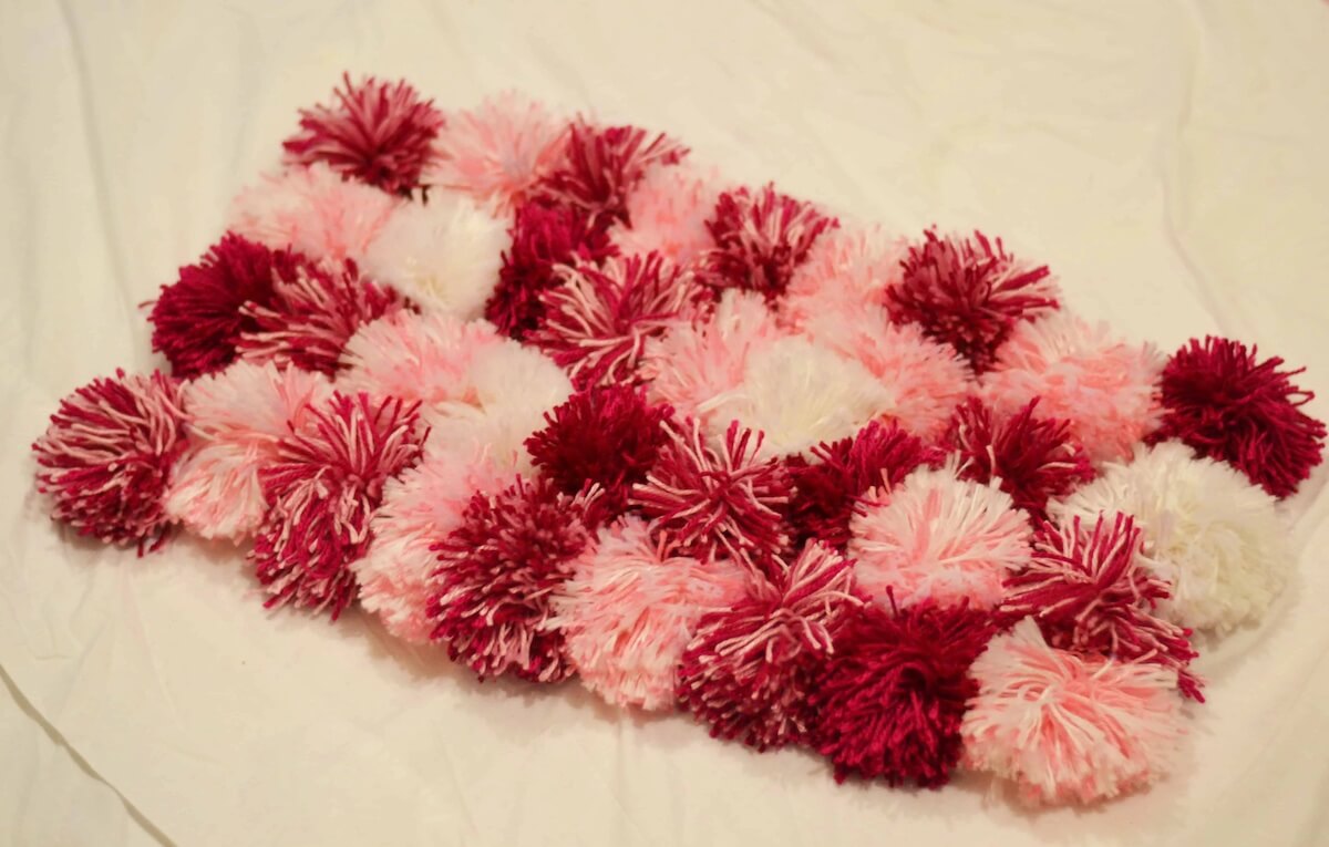 Pom pom rug in pink and white