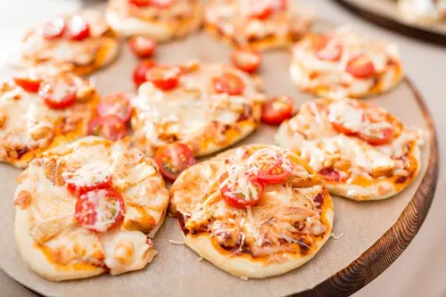 Mini wholemeal pizzas - healthy afternoon snack ideas