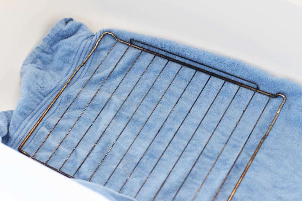 How to clean oven racks in the tub
