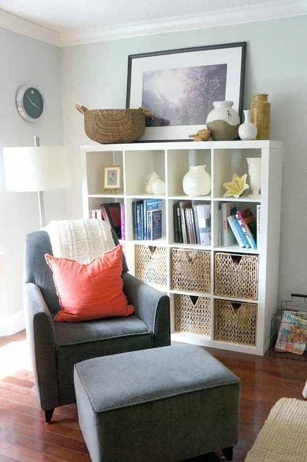 Living room with baskets in shelf