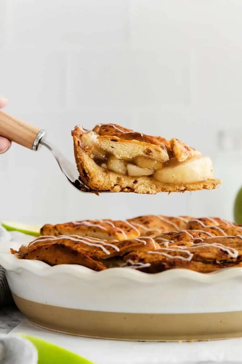 Cinnamon roll apple pie