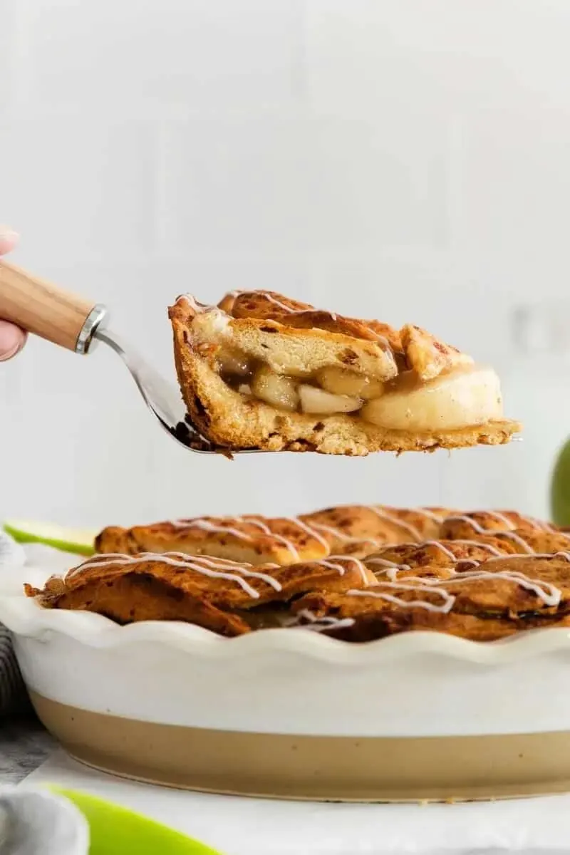 Cinnamon roll apple pie