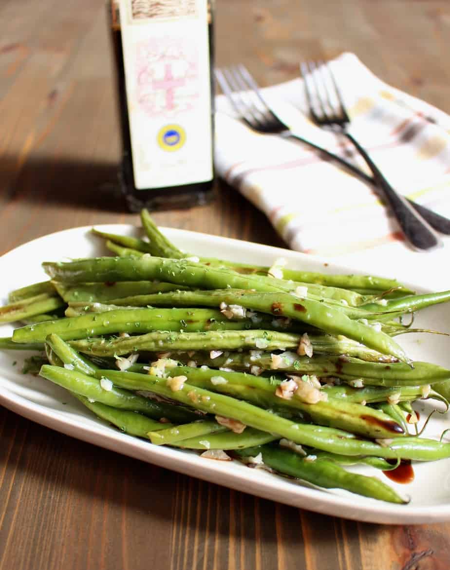 Garlic roasted green beans on a plate