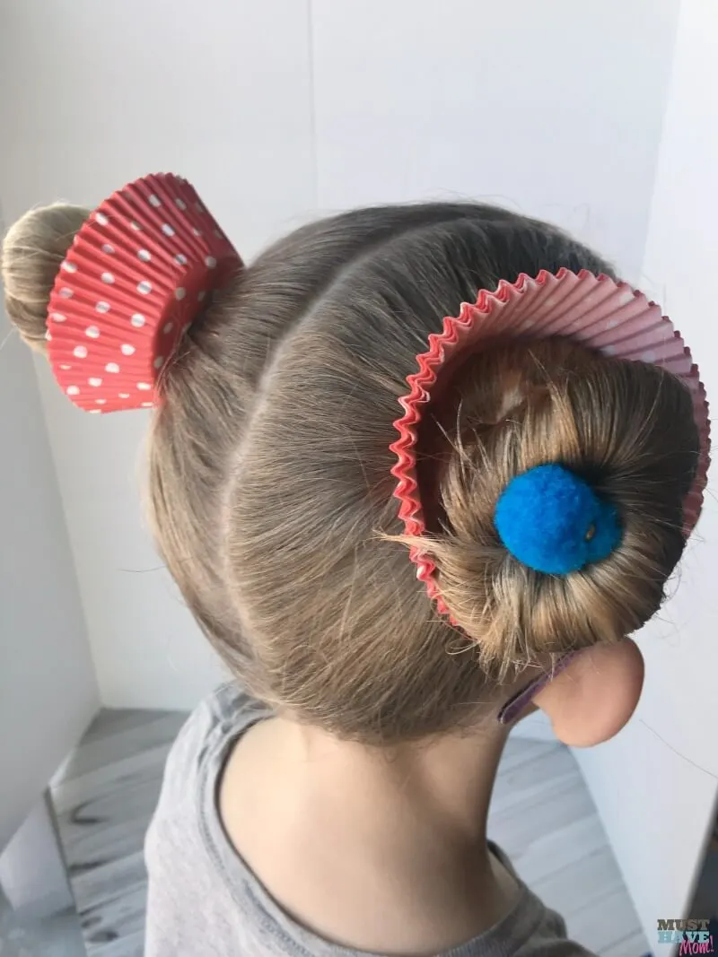 Cupcake buns using cupcake liners with polkadots.