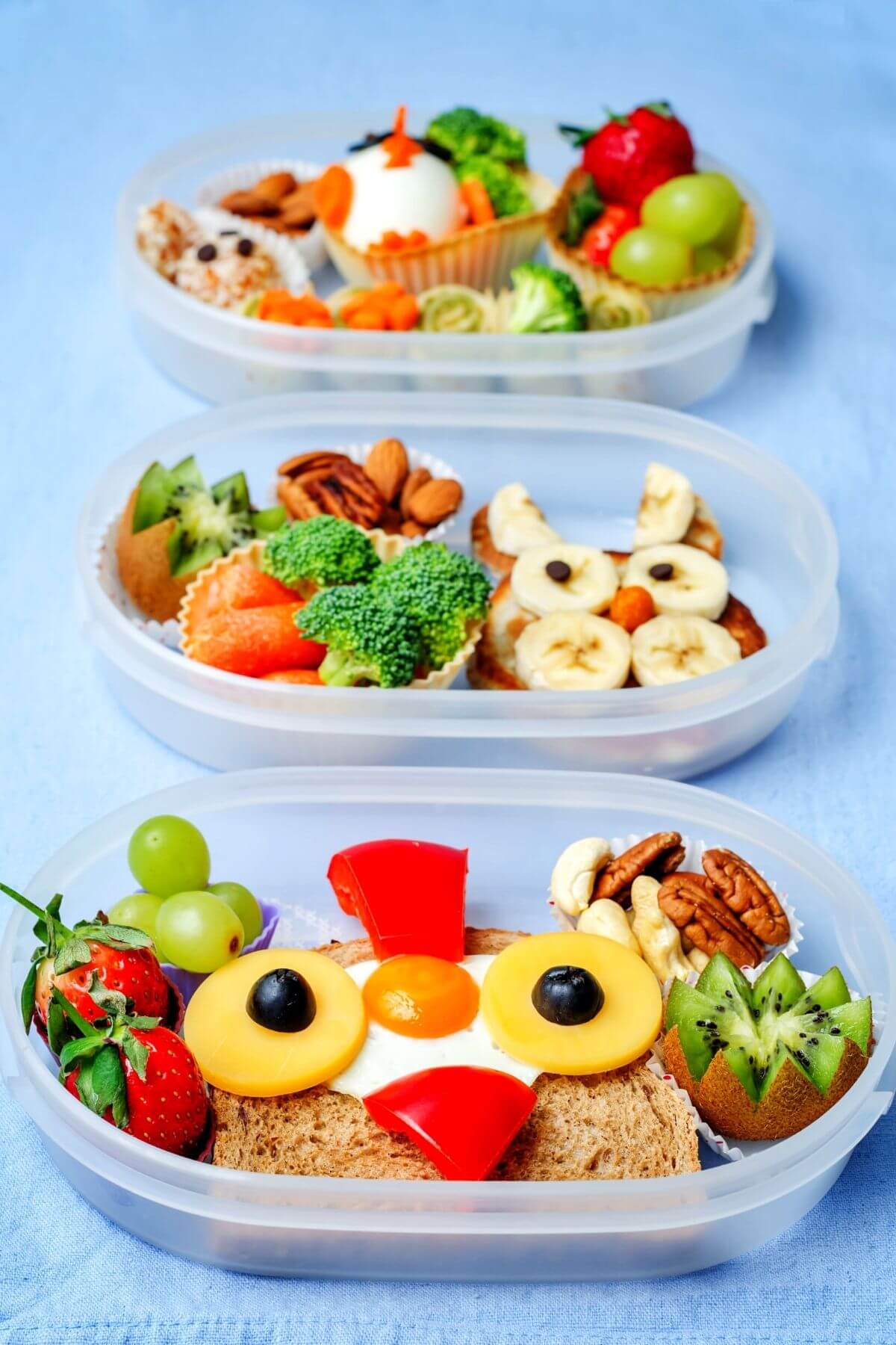 lunch boxes with sandwiches to look like owls