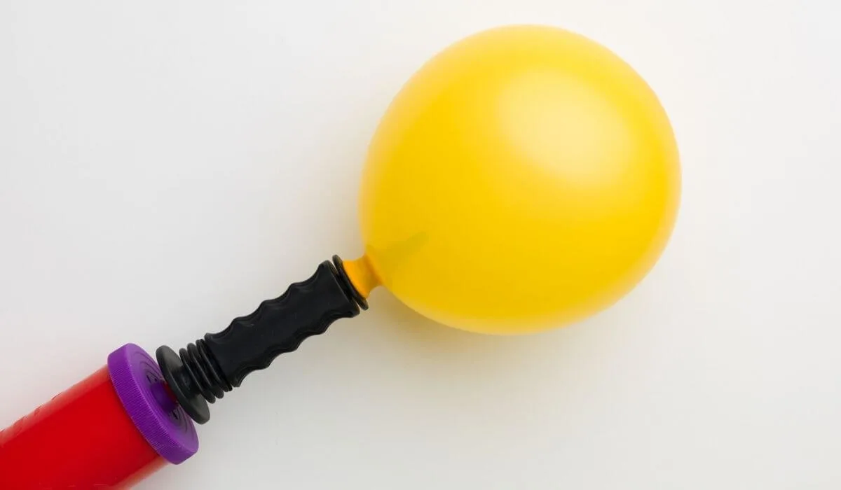 bomba de globo con un globo amarillo medio inflado