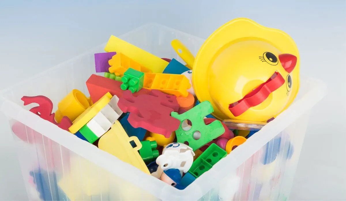 contenedor de almacenamiento de plástico con juguetes al aire libre