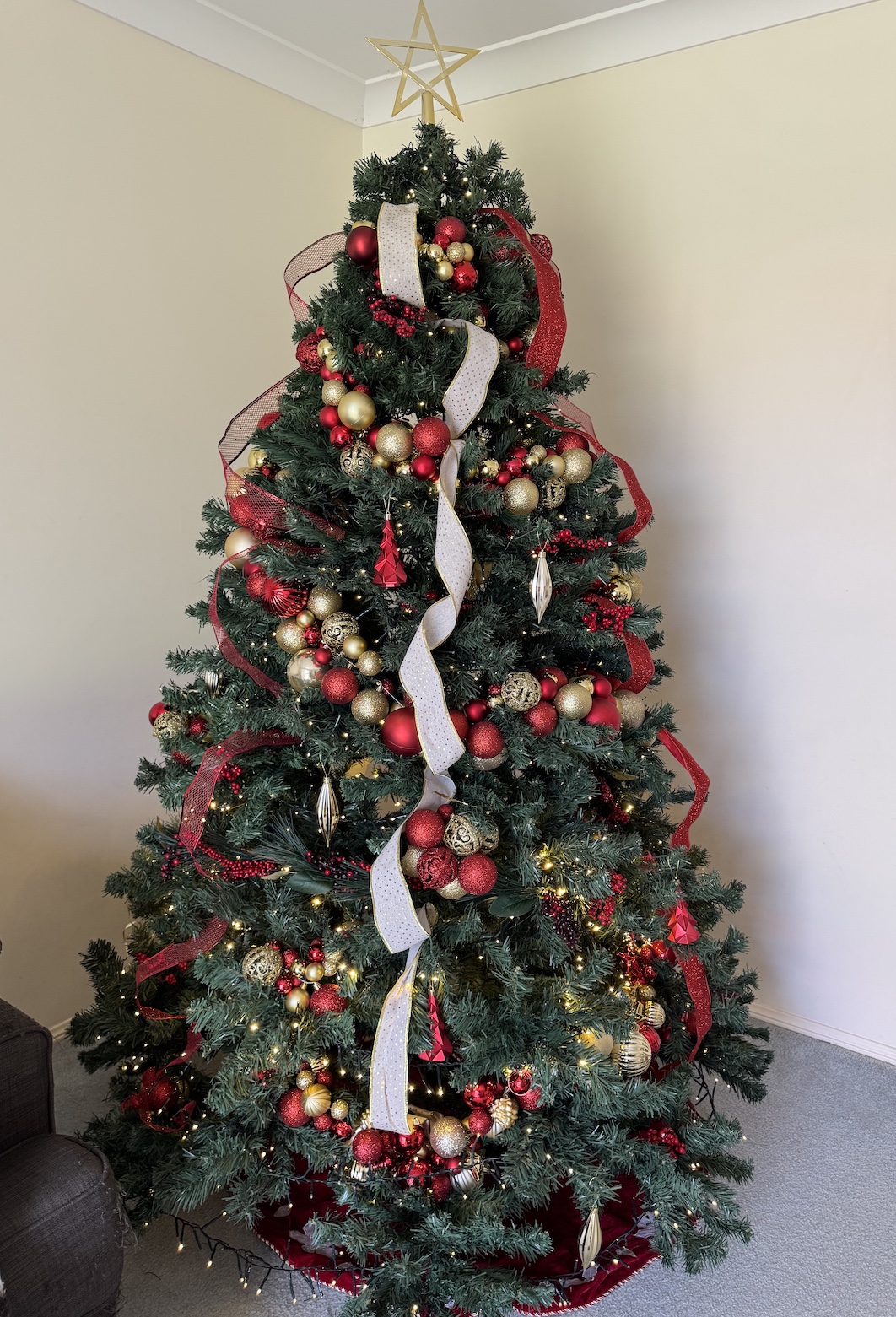 60 Fun Christmas Bucket List Ideas (Free Printable) 13 decorated christmas tree.