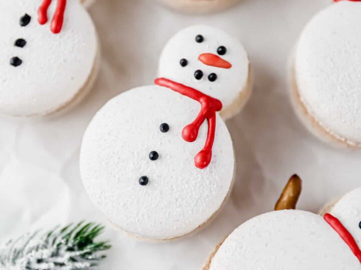 snowman macaroons.