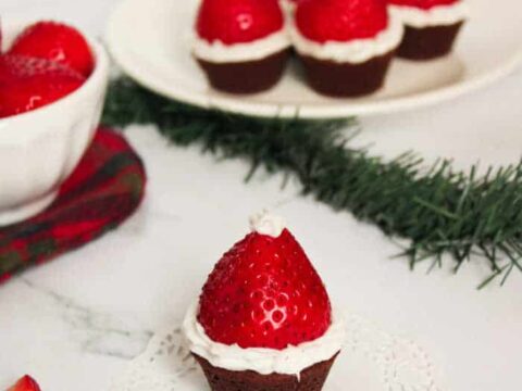 santa strawberry brownie bites.