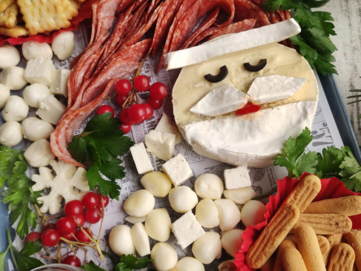 santa charcuterie board.