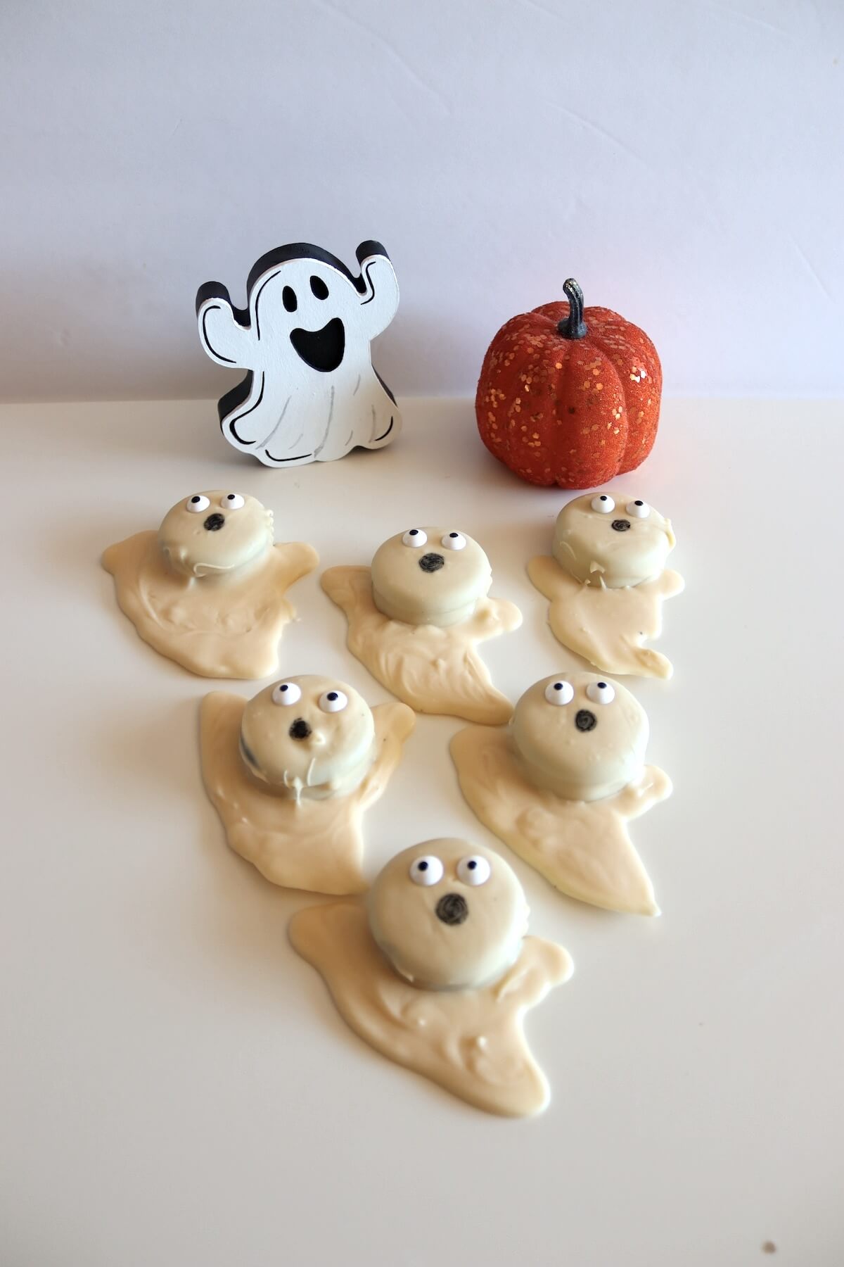 white chocolate oreo ghost treats.