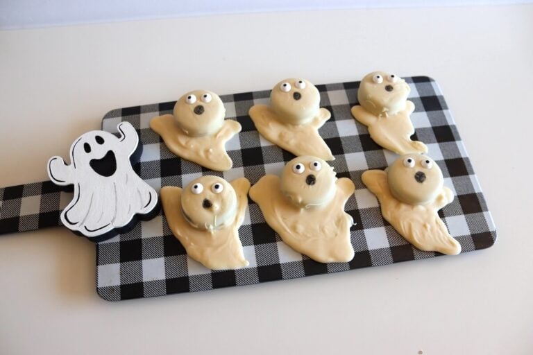 white chocolate oreo ghost treats.