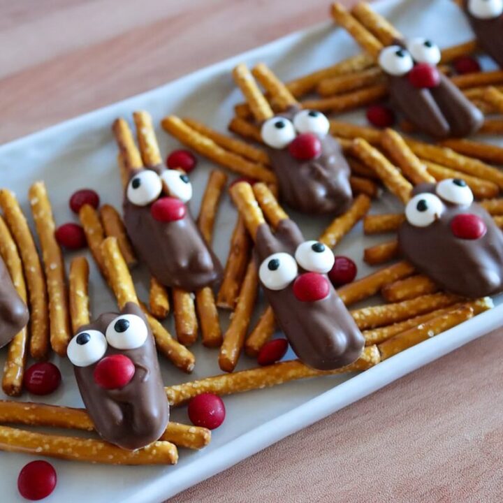 No-Bake Pretzel Reindeers 7 tray of reindeer shaped pretzel christmas treats.