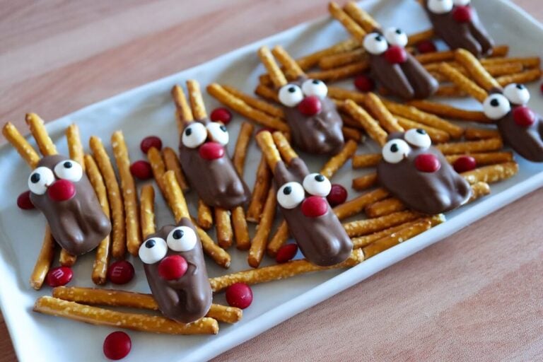 tray of reindeer shaped pretzel christmas treats.