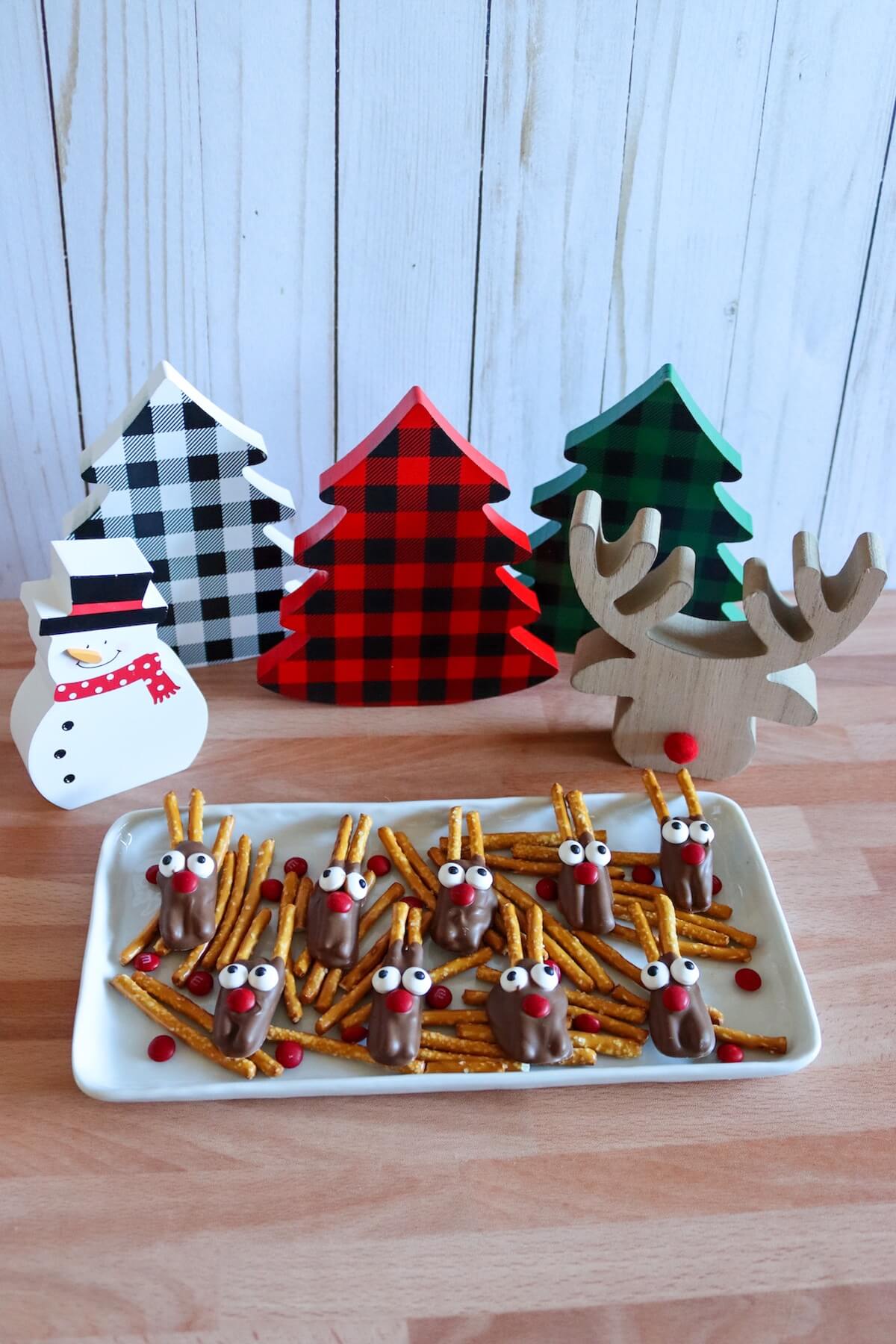 No-Bake Pretzel Reindeers 5 tray of reindeer christmas treats.