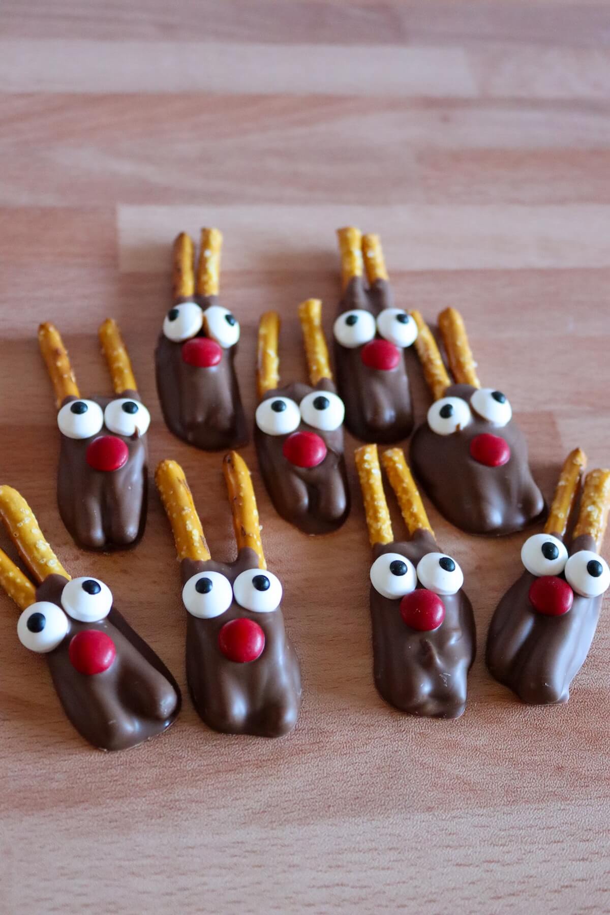 No-Bake Pretzel Reindeers 1 pretzel reindeer treats on wooden table.