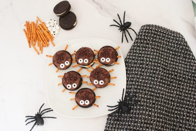 spider oreo cookies for hallowen.