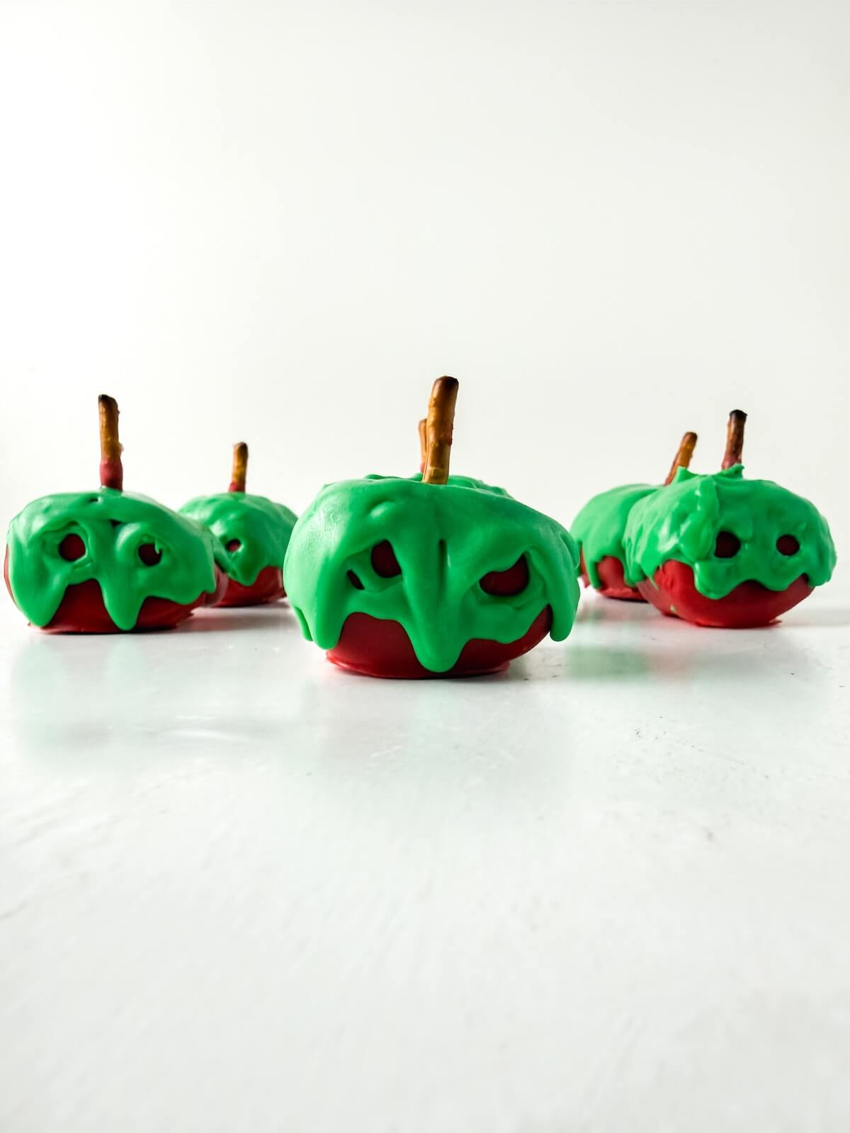 Poison Apple Marshmallow Halloween Treats 1 poison Apple marshmallow Halloween treats.