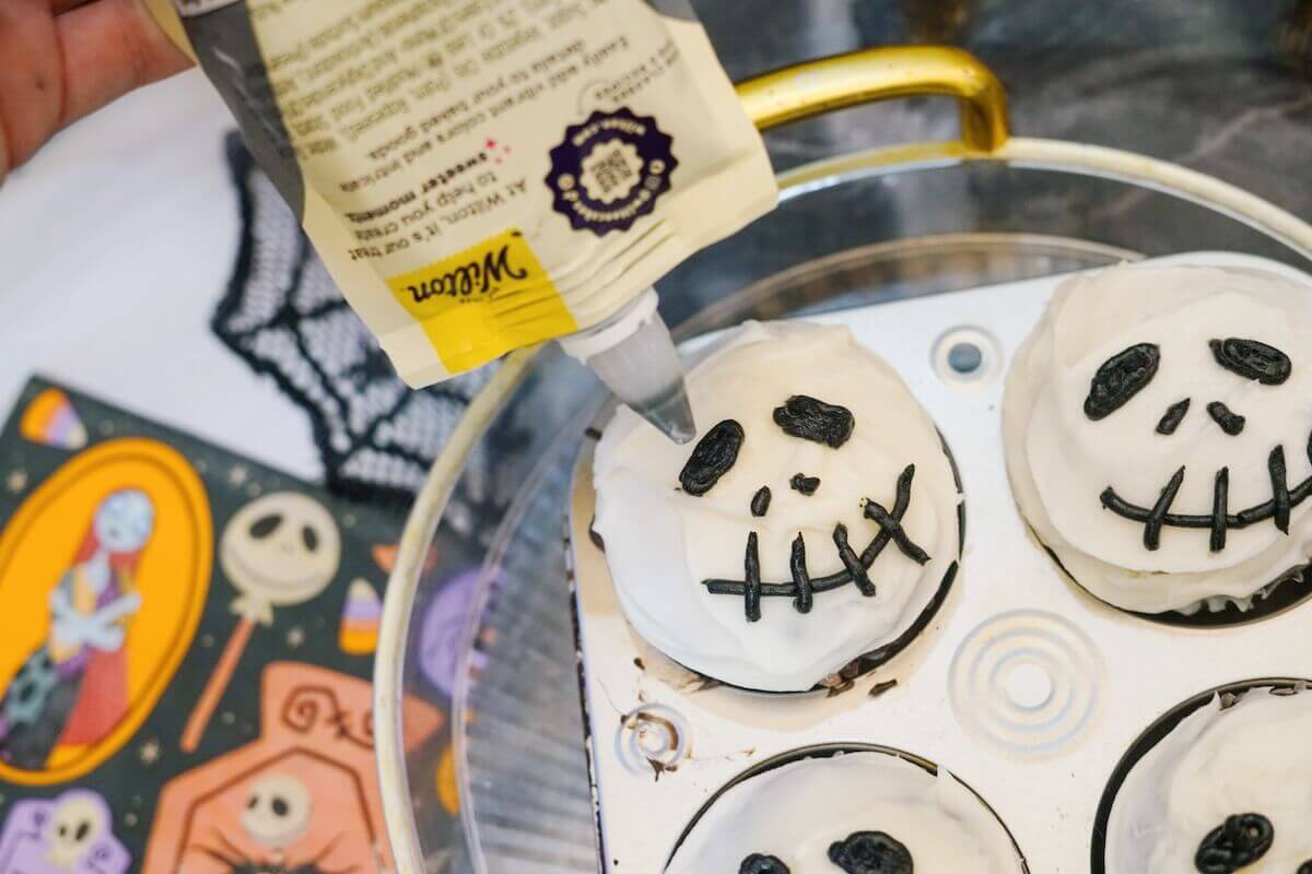 Jack Skellington Cupcakes: Quick Halloween Treat 4 decorating a nightmare before christmas cupcakes.