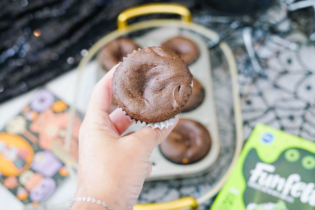 Jack Skellington Cupcakes: Quick Halloween Treat 3 plain chocolate cupcakes.