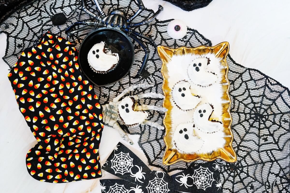 Easy Ghost Cupcakes 6 ghost shaped cupcakes.