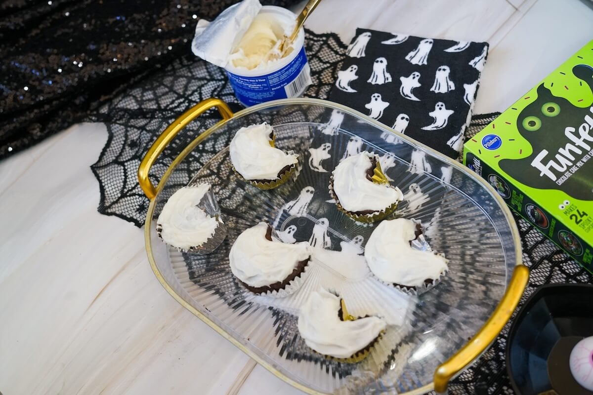 Easy Ghost Cupcakes 4 ghost shaped cupcakes.